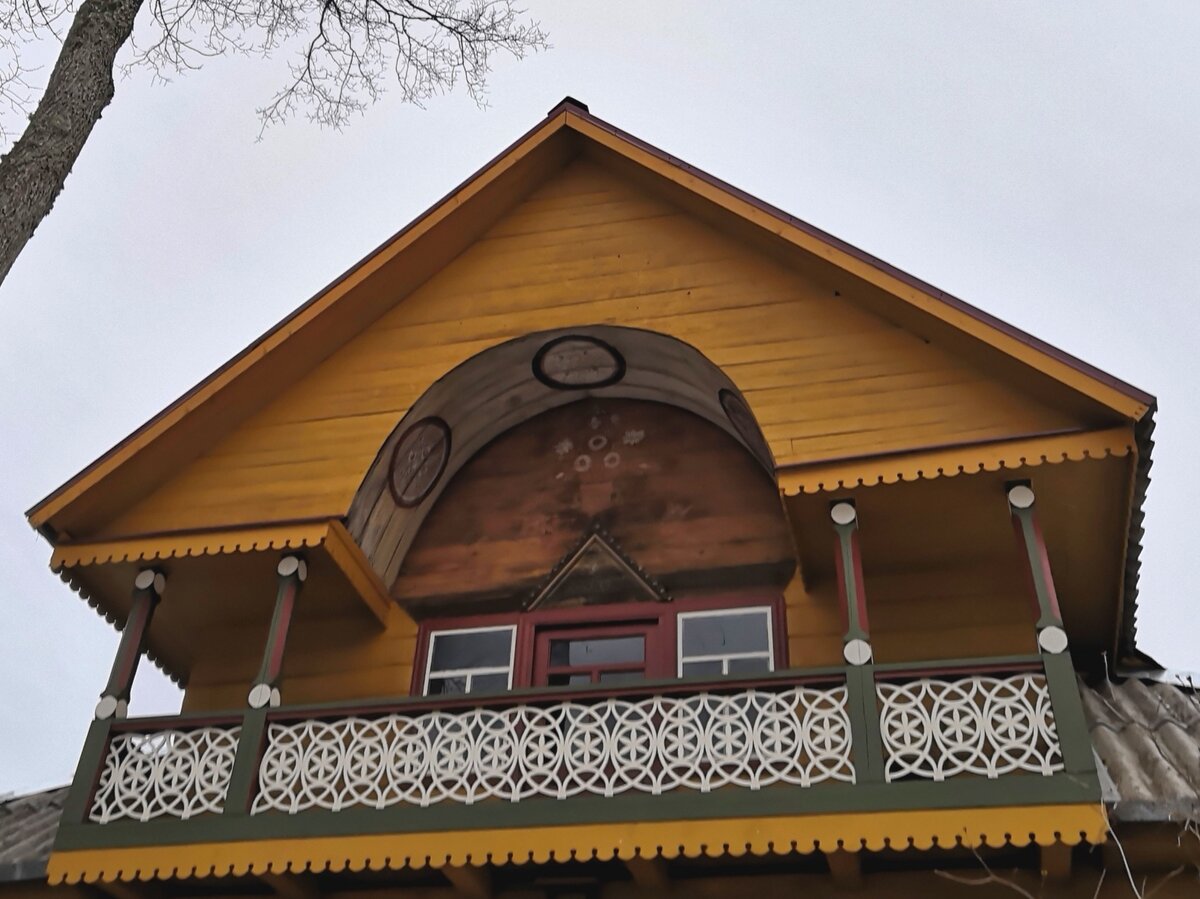 Старинный дом со старинной росписью, которая датируется 1883 годом!!! Фото автора.