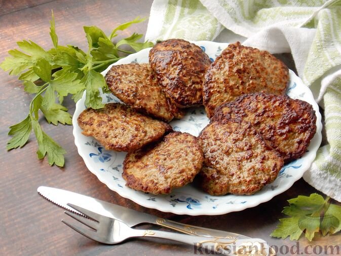 печень свиная, яйца, хлеб белый, лук репчатый, молоко, соль, перец чёрный молотый, мука, масло растительное