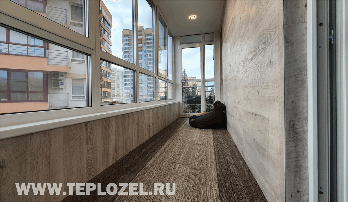 На фото недавняя работа по утеплению и отделке лоджии кварцвиниловой плиткой.