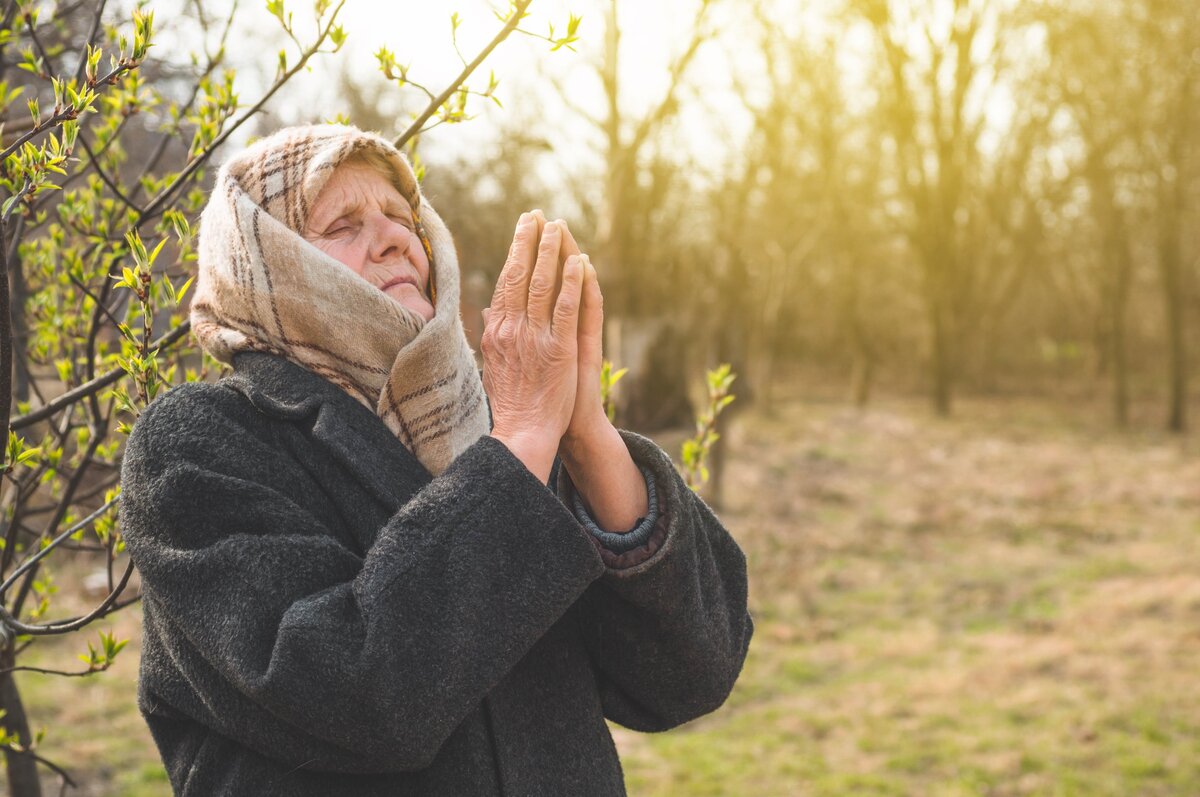 старая женщина молится. старуха молится. молящаяся бабушка. молящаяся бабушка. старушка в храме.