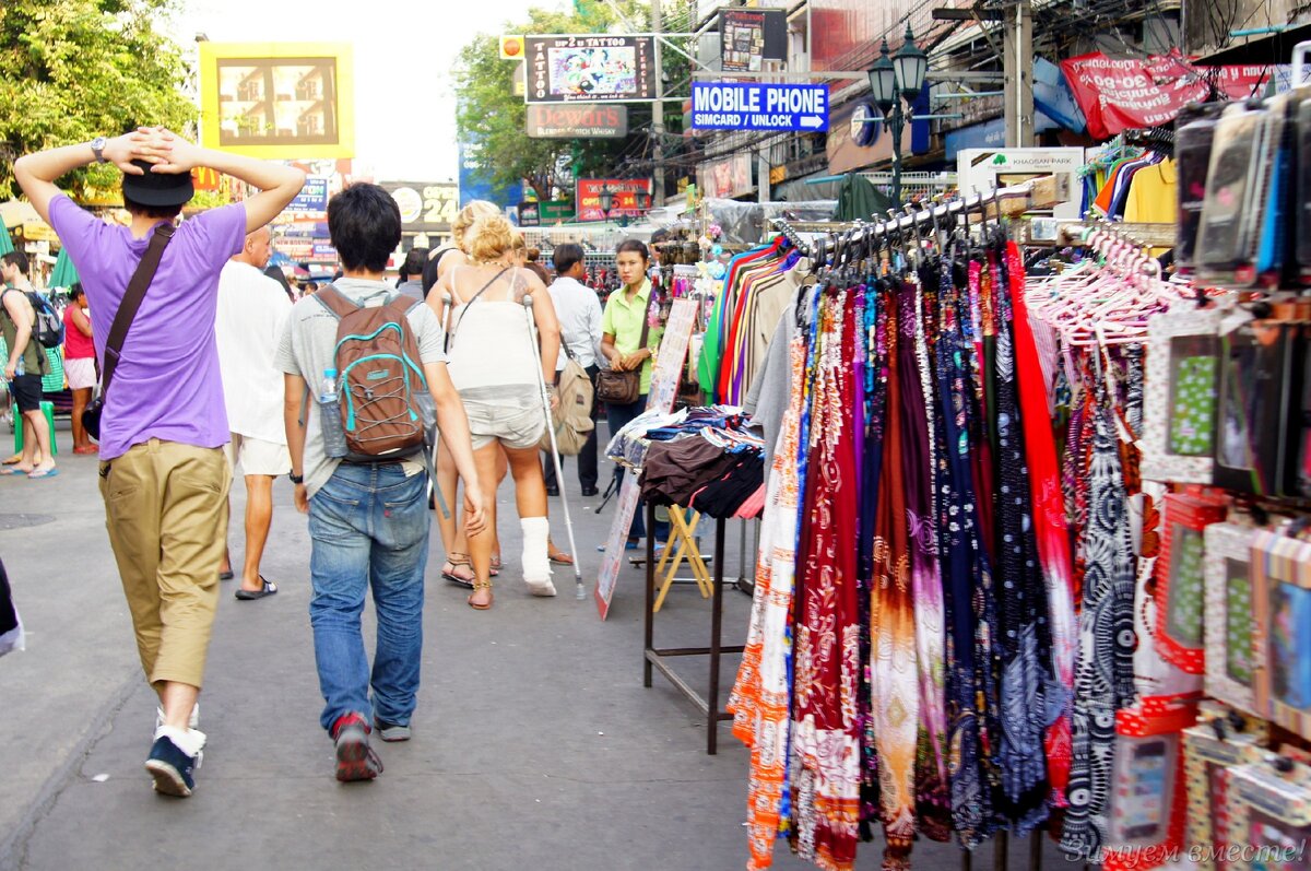 Вот он Каосан, легендарное пристанище бэкпэкеров со множеством отелей, гесто и "ночлежек". Всего 2 фото.
