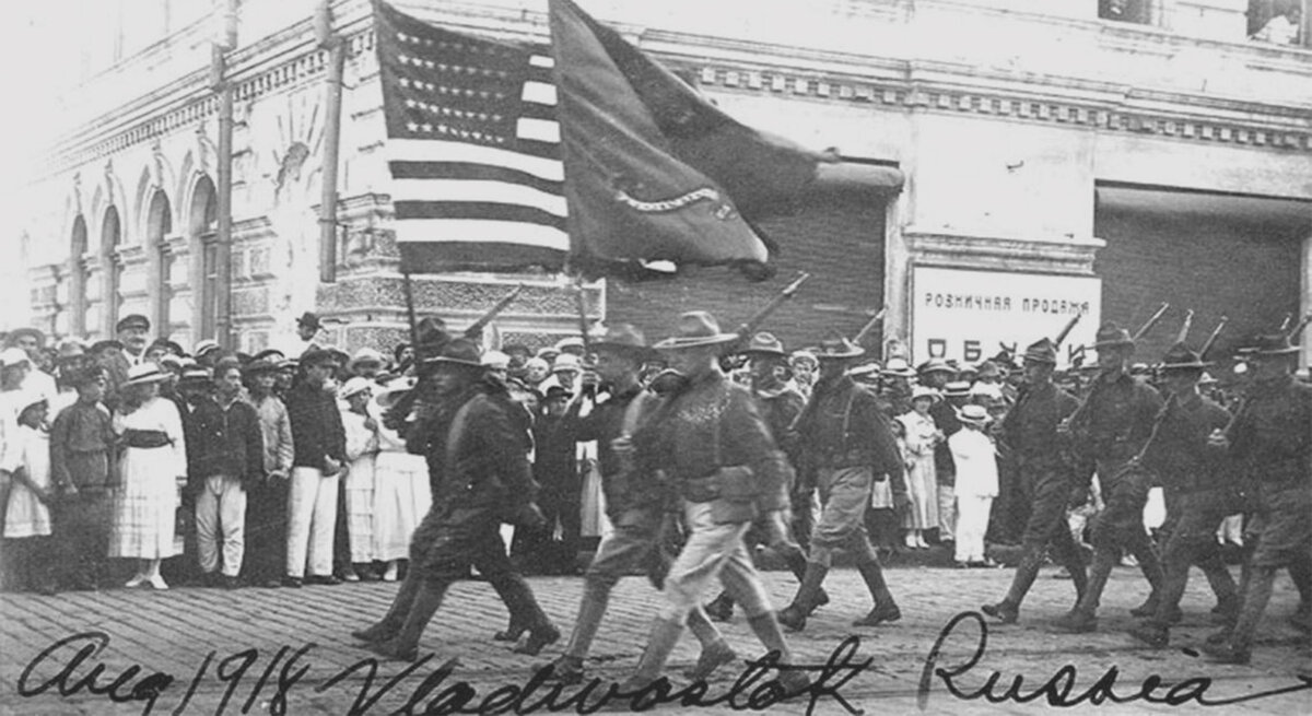 Американцы – союзники белых в Гражданской войне маршируют по Владивостоку
