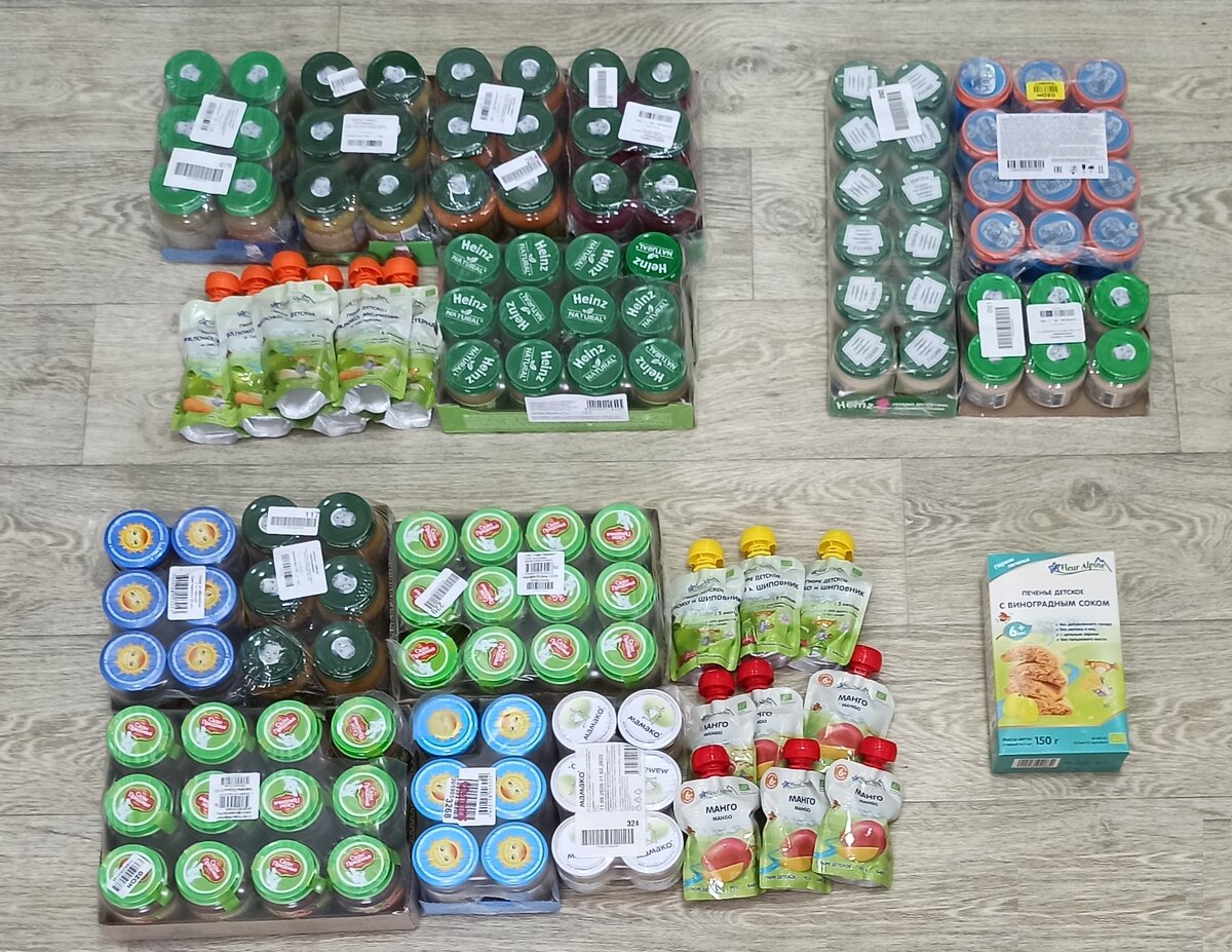 Пюре овощные (слева вверху) и фруктовые (слева внизу), мясные и рыбные (справа вверху) и даже первые печеньки (справа внизу)