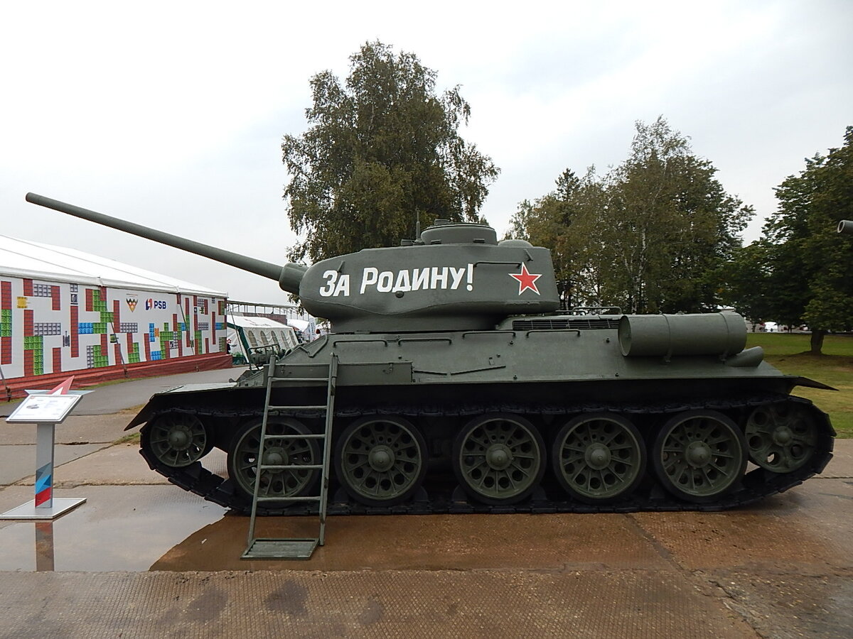 Танк  Т-34-85 .