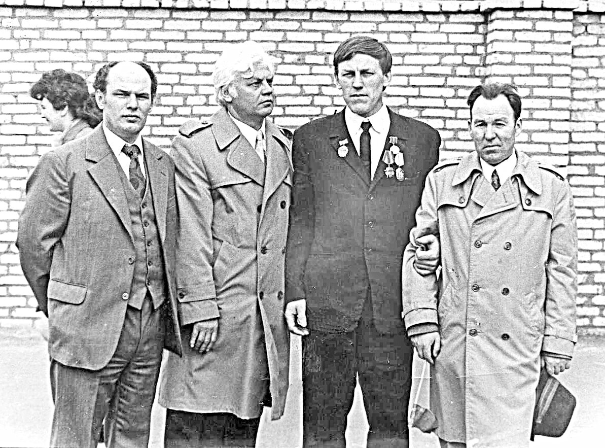 М. М. Курейчик (второй слева) с коллегами на первомайской демонстрации, 1975год.