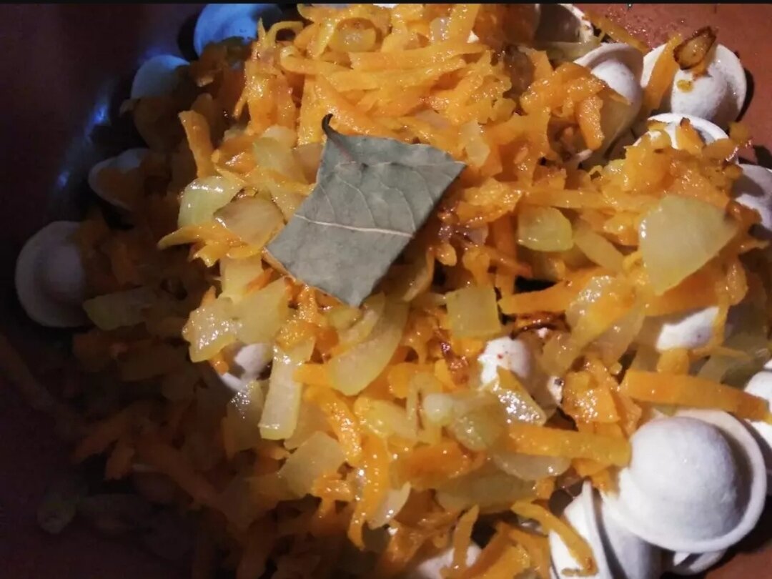 Поверх пельменей выложить обжаренные овощи.