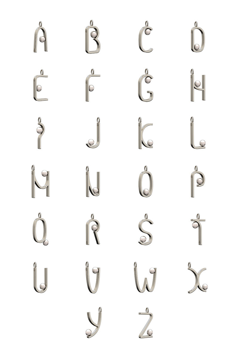 Серебряные кулоны-буквы с жемчужными каплями. Кулоны представлены в 2 цветах: серебре и позолоте. Декорированы жемчугом.