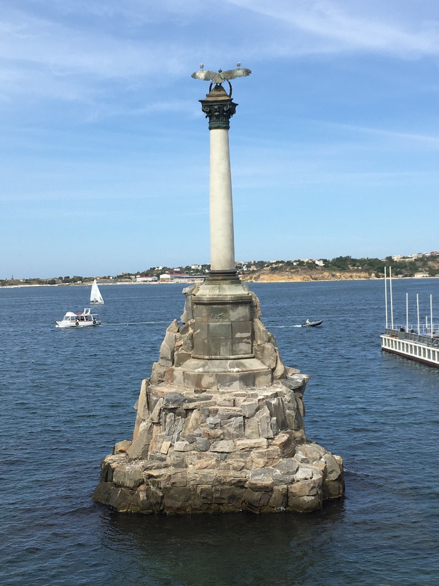 Памятник затопленным кораблям