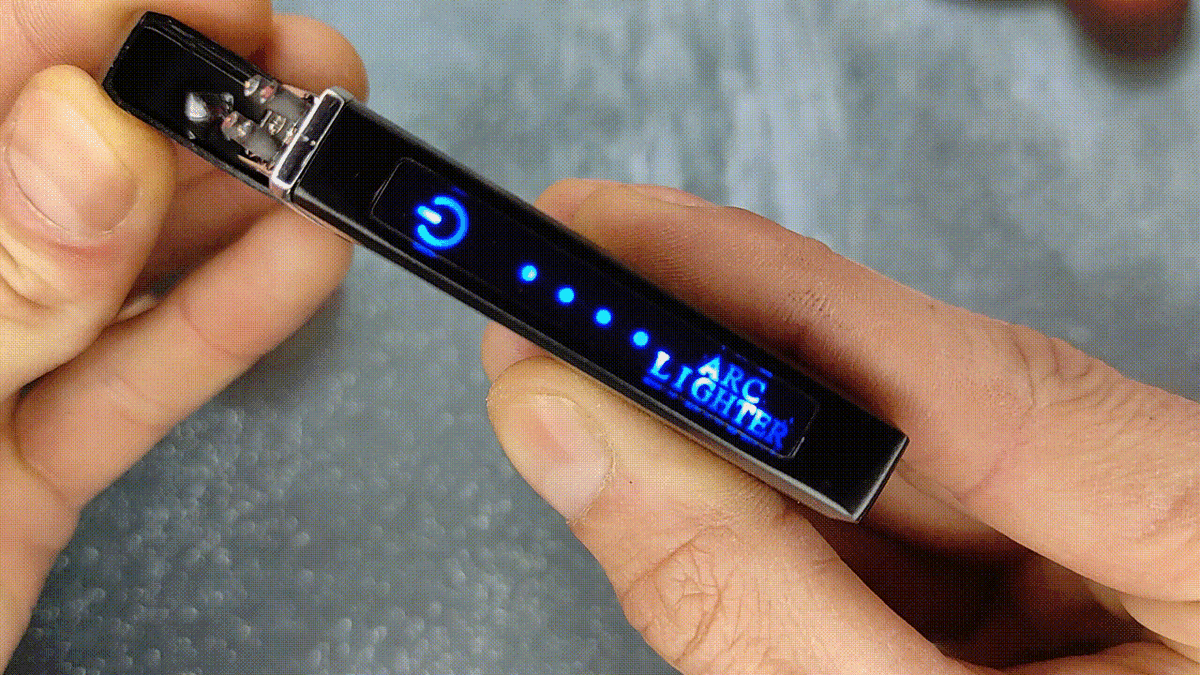 Синяя индикаторная панель, которая показывает уровень зарядки