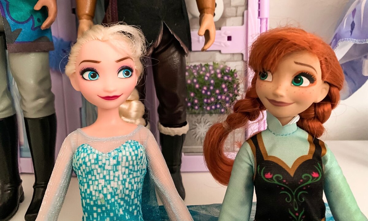 Лица прорисованы, волосы не осыпаются.