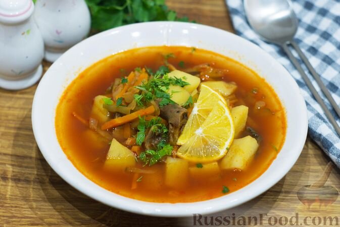 грибы белые сушеные, картофель, огурцы соленые, морковь, лук репчатый, томатная паста, лавровый лист, масло растительное, соль, сахар, перец черный молотый, кориандр молотый, вода