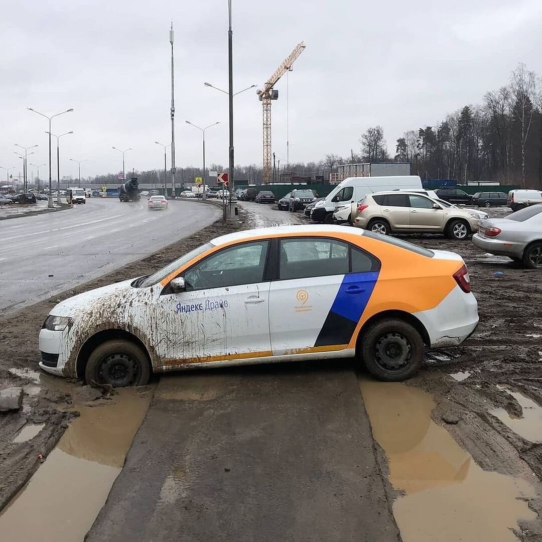 Пользователь каршеринга не справился с управлением и посадил авто на "брюхо"