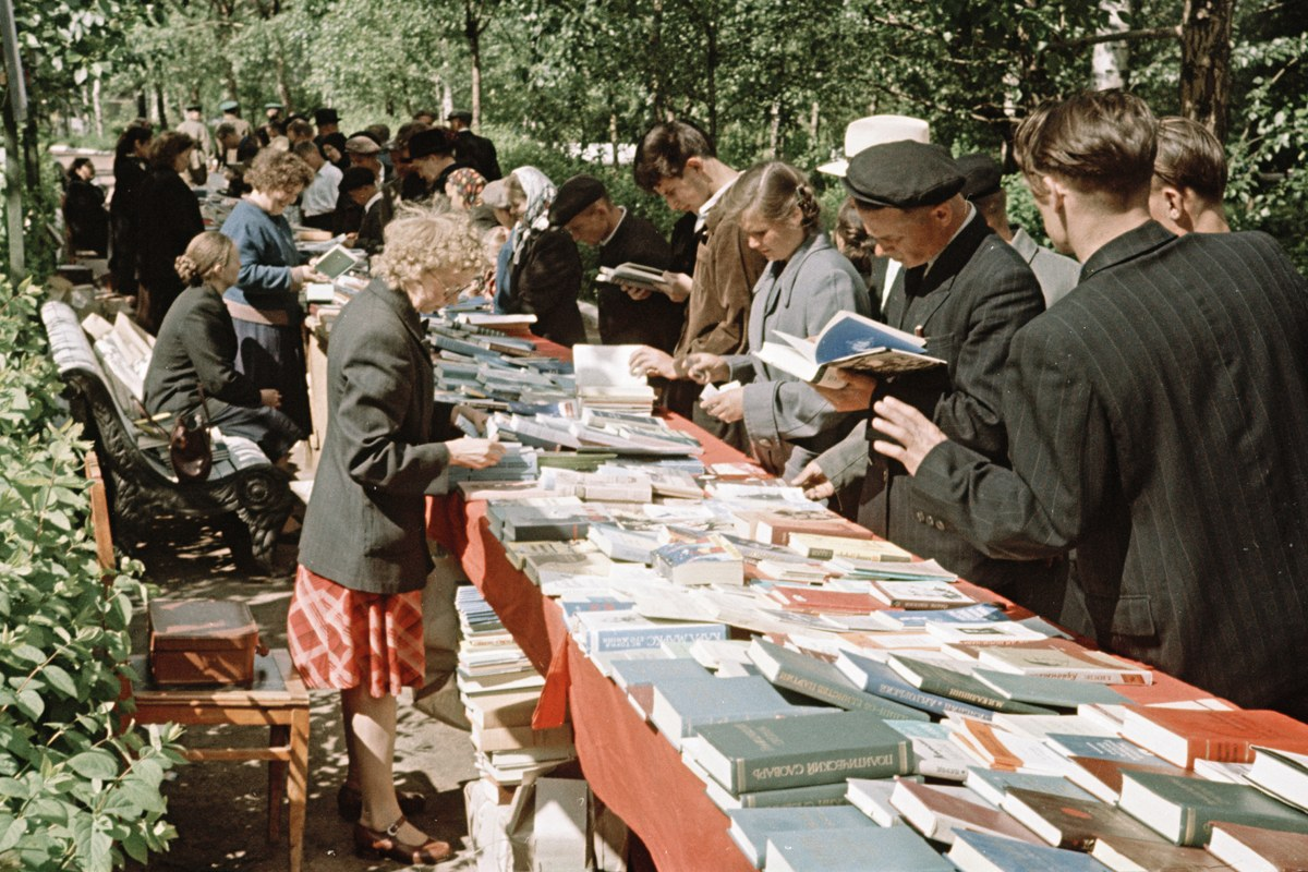 Распространение книг среди(фото Семён Фридлянд)
