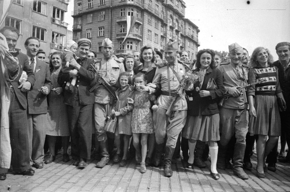 Фото с выставки. Неизвестный автор. Бойцы Красной армии среди жителей освобожденной Софии. Болгария, 12 октября 1944. Источник: rosphoto.org