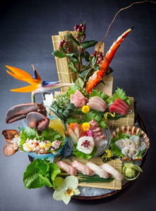  Вам понадобятся: 200 г креветок, 2 ст. ложки сухого белого вина, соль, специи, лавровый лист, 1 небольшой огурец.