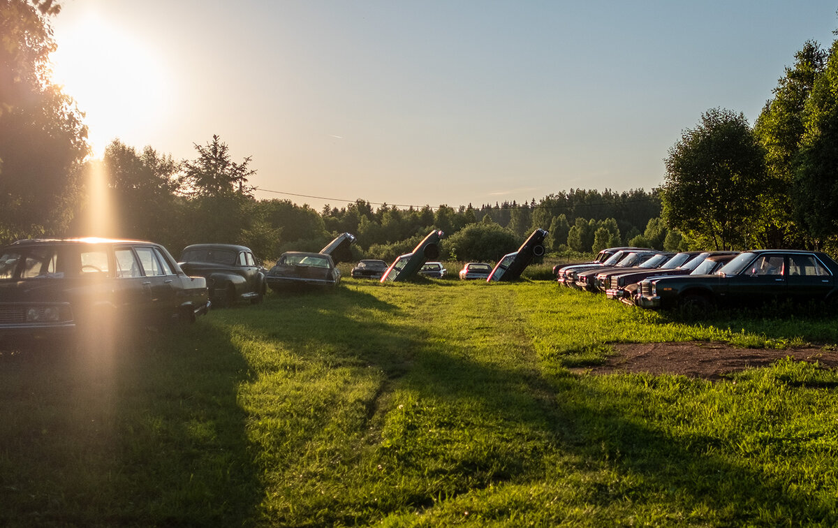 Фирменный стиль этого места: закопанные наполовину машины