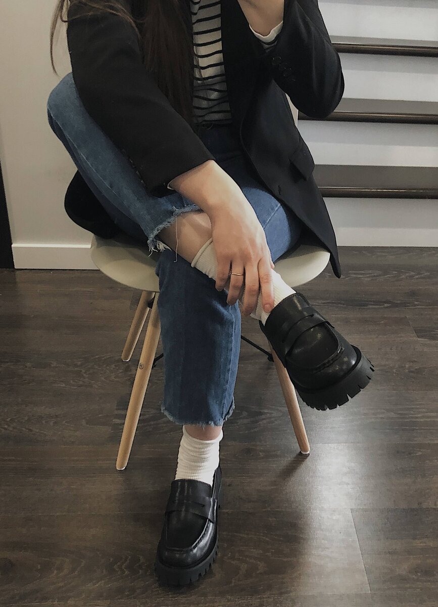 Предательская нитка на джинсах😃