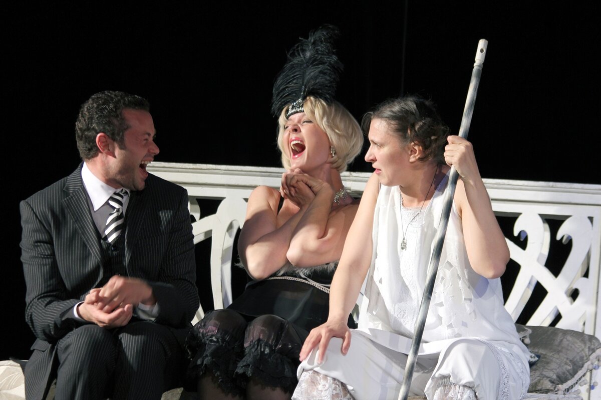 Сцена из спектакля "Бестолочь"