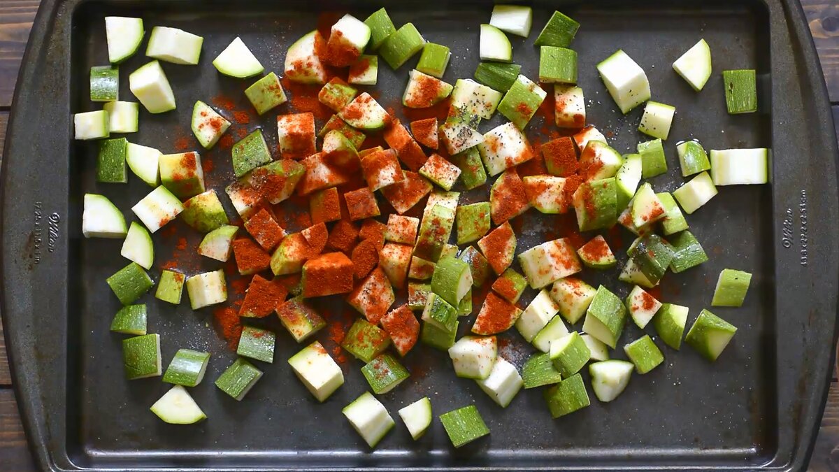 Приправляем нарезанные кабачки ароматными специями  Фото:  cooktoria.com