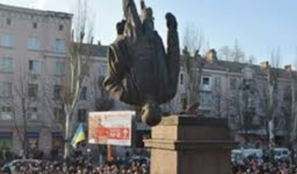 Снос памятника В. И. Ленину. Каменское. Украина. 2015 год