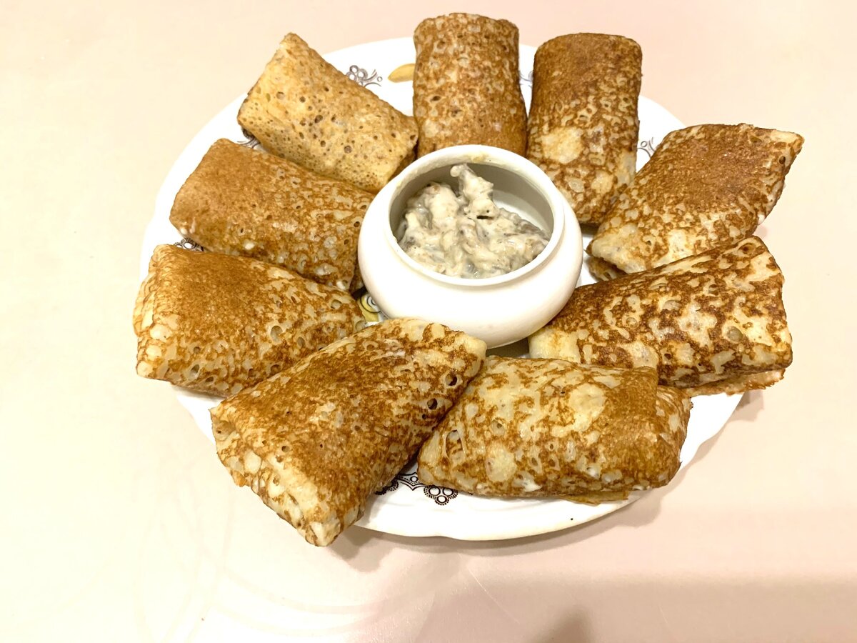 Получается очень-очень вкусно. Несколько таких блинчиков легко заменяют полноценный обед или ужин