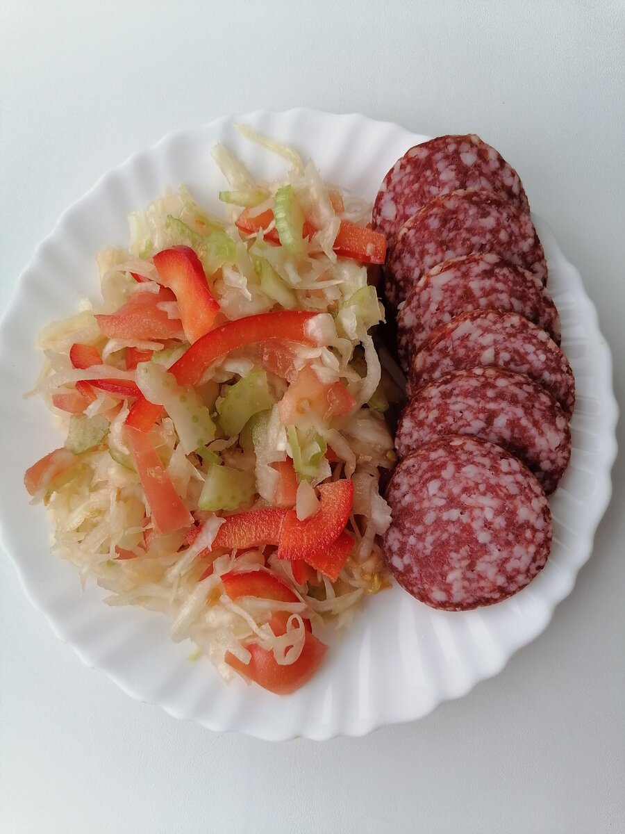 Колбаса и салат(капуста, сельдерей, сладкий перец, льняное масло, соль, перец)