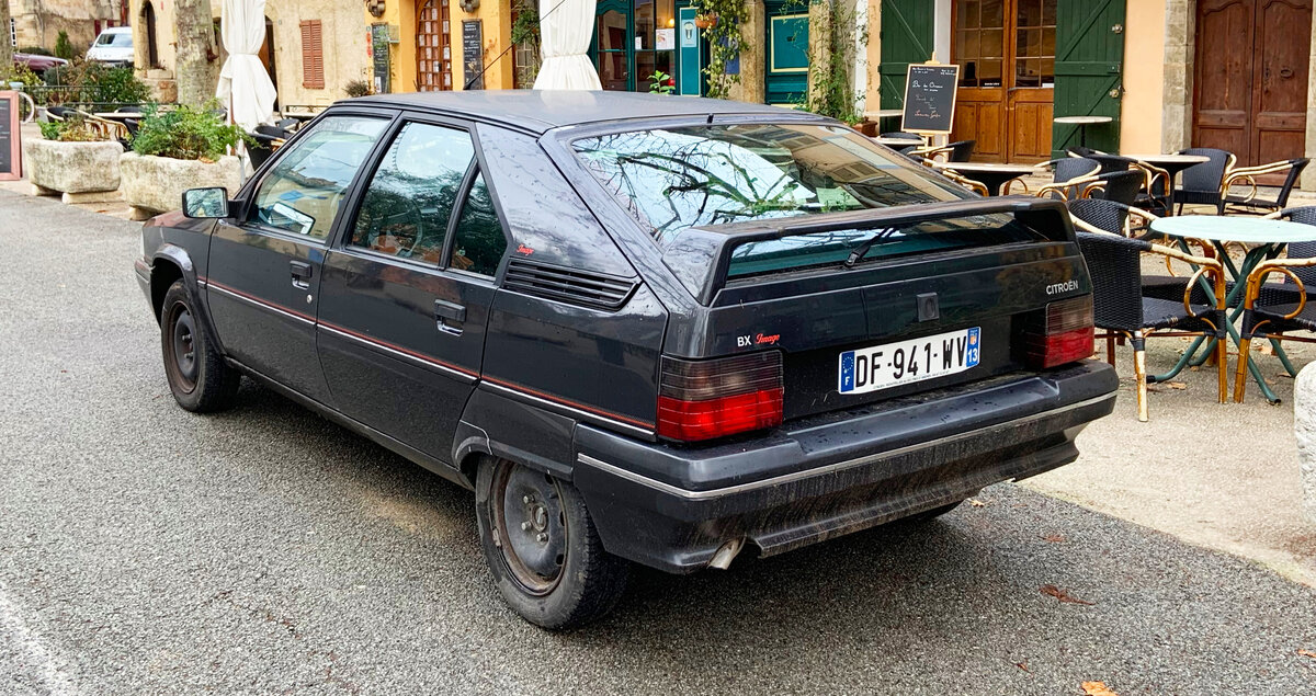 Citroen BX – весьма продвинутый для своего времени (1980-е годы) хетчбэк, нарисованный маэстро Марчелло Гандини.