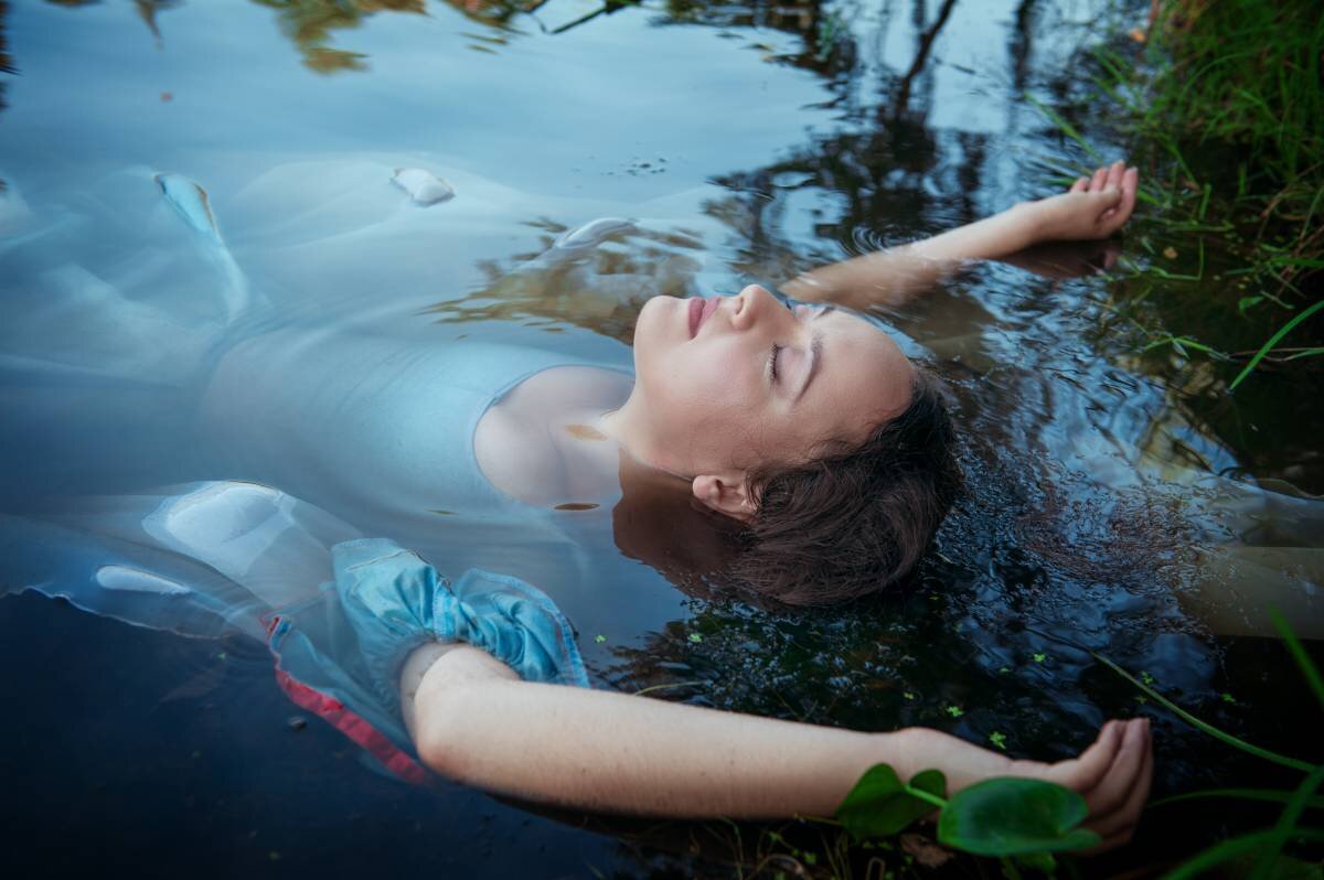 Lay water. Девушка утонувшая в реке. Девушка утопилась в реке.