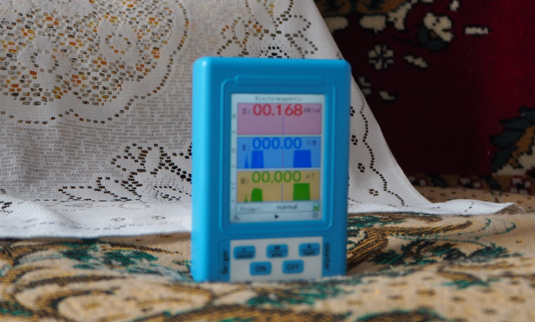 Мой детектор излучения. Верхняя строка показывает плотность потока энергии во всех диапазонах сотовой связи