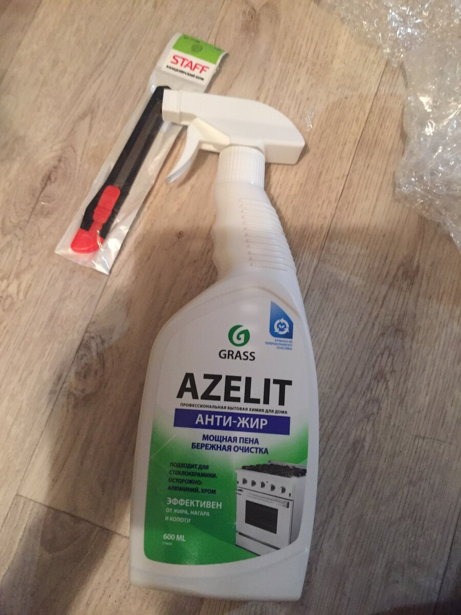 Объем флакона 600 мл, очень надолго хватает.