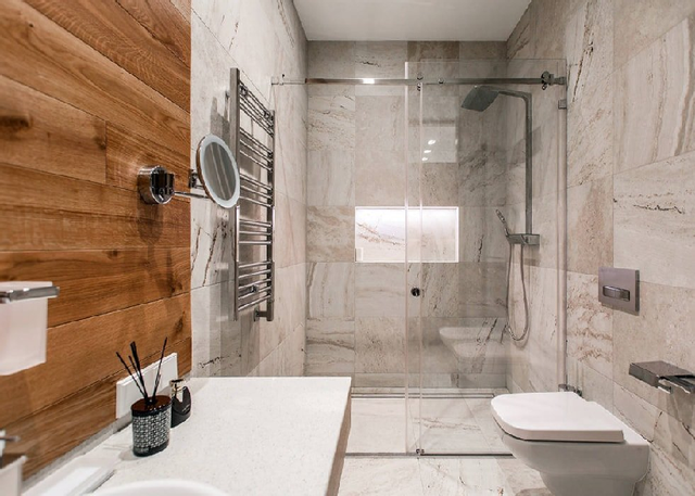 Дизайн ванной комнаты с элементами дерева
