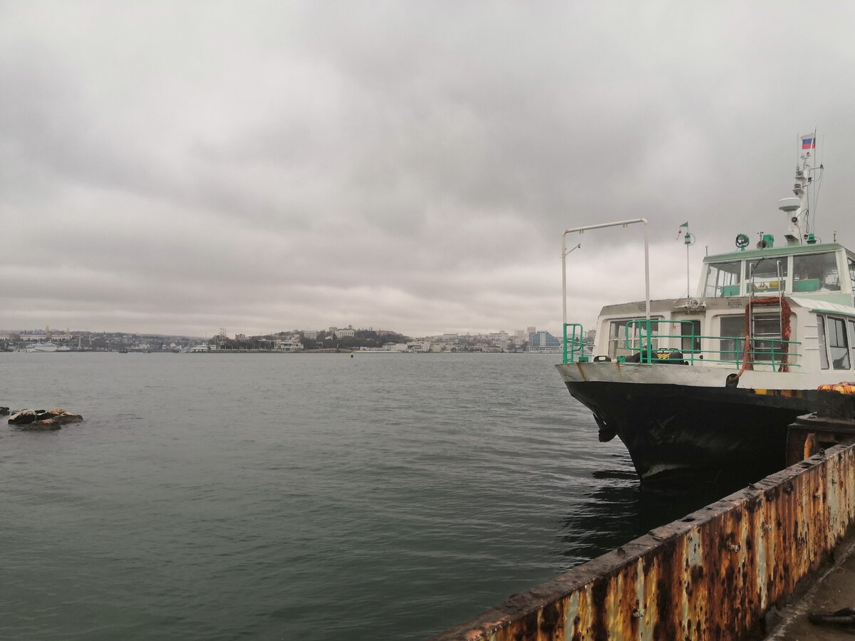 С одного берега на другой кораблик идет около 15 минут, так и курсирует туда-обратно. В одну сторону стоит 24 рубля. Зачем тратиться на экскурсии?