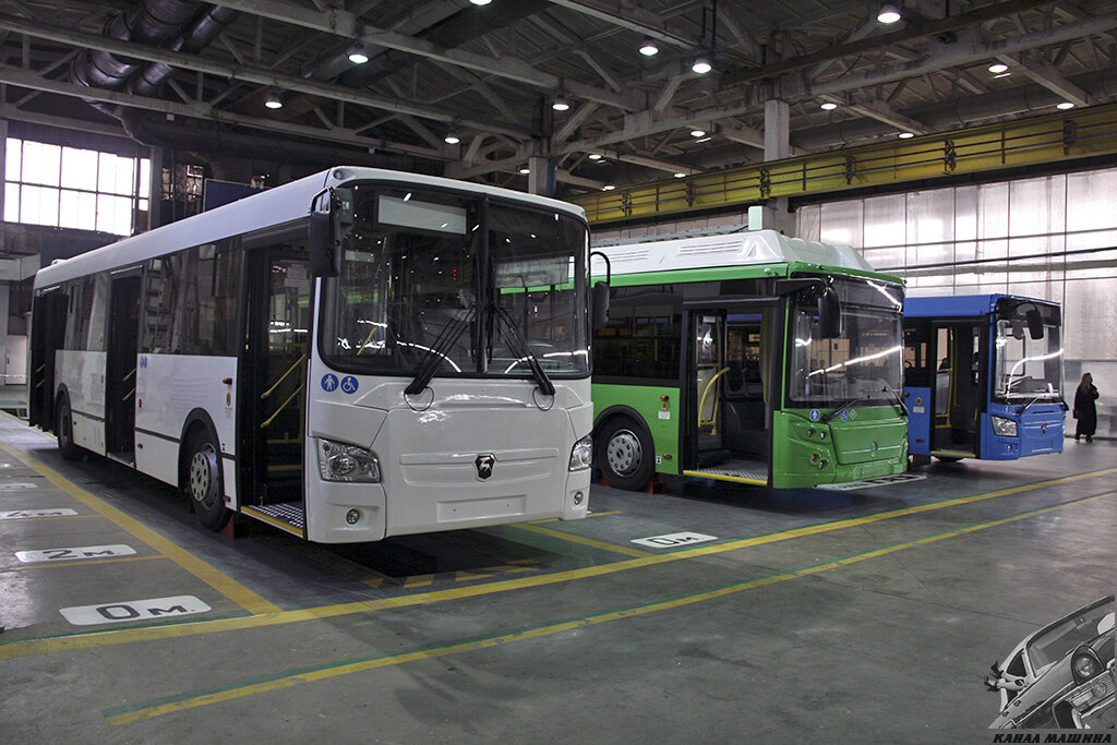 Слева направо: рестайлинговый ЛиАЗ-5293, ЛиАЗ-5292 и ЛиАЗ-4292 (осень 2019)