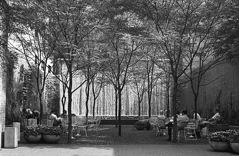 
Paley Park, NYC, 1968
Фото: gdgadolinium / Flickr
