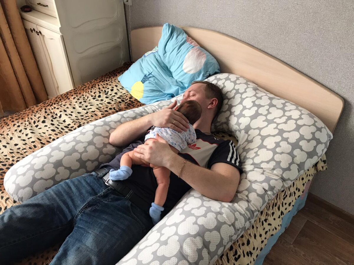 Животик у сыночки быстро проходит после пяти минут лежания на папочке. Главное папочке не уснуть.