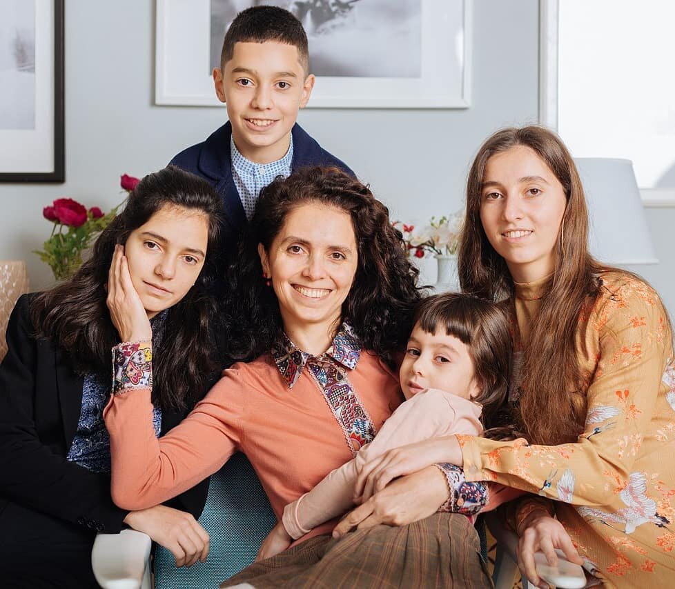 На фото: Альбина Султанахмедовна Алиева с семьёй.