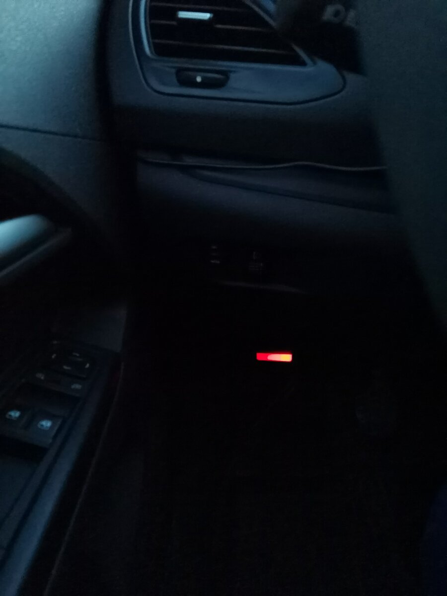 Подключённый ELM327, сигнализирует светодиодами.