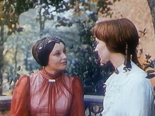 Кадр из фильма "Женщина в белом" (СССР, 1982). Графиня Элеонора Фоско (слева) - Ирина Губанова, Мэриан Голкомб - латвийская актриса Аквелина Ливмане (дублирует, кажется, Алла Демидова). Фото из открытых источников