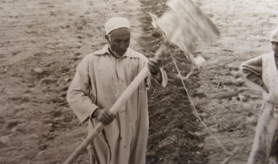 Тот самый мужчина, он даже не старик, пришел со своей дочерью и обрабатывает свой участок земли. Скоро там взойдет целое поле кукурузы. Настоящее историческое фото. Кабул, теплый стан 1986 год. Фото из архива офицера ОБС гвардии старшего лейтенанта Николая Михалика.