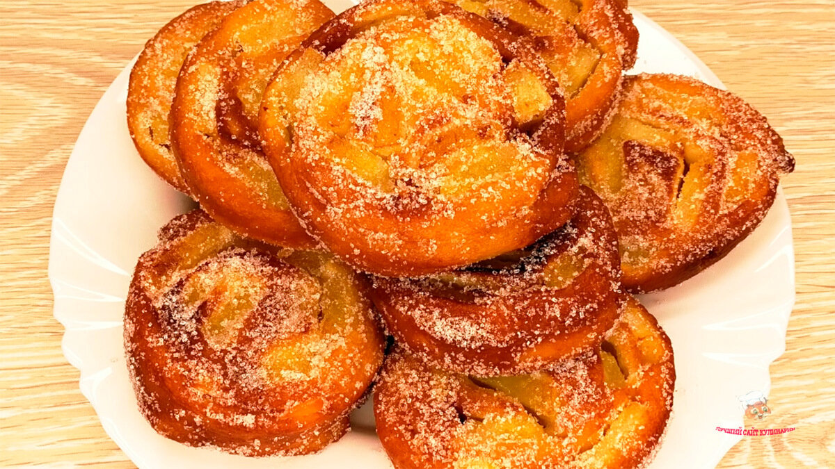 Яблочные пирожки на сковороде, простой и в то же время безумно вкусный рецепт приготовления пирожков. Если вы любитель яблочного пирога, то этот рецепт вам безумно понравится, обязательно приготовьте.