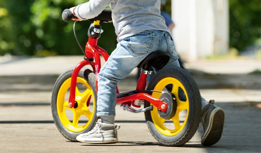 Беговел очень похож на велосипед, только без педалей.