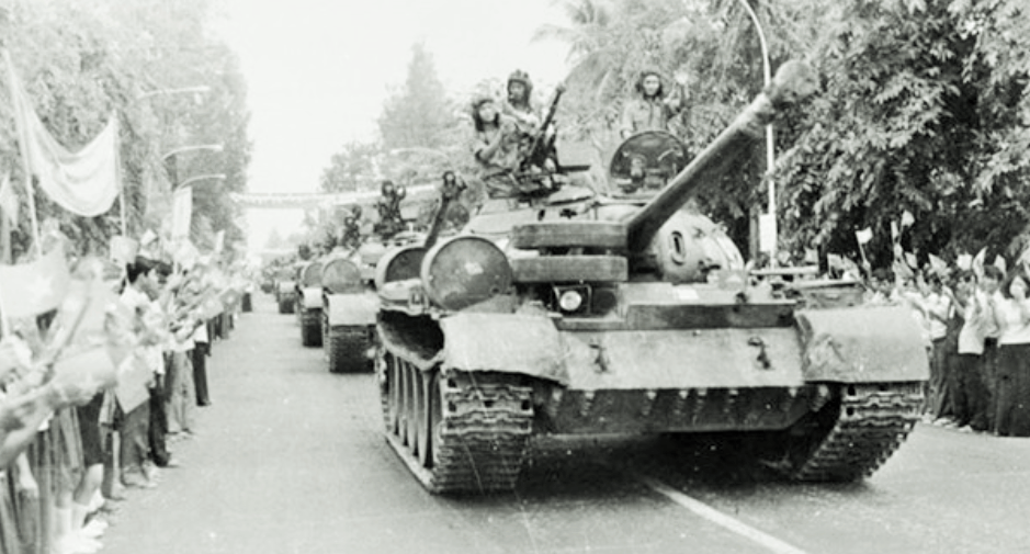 Танки Т-54 армии ДРВ входят в Пномпень. Фото из Яндекс-коллекции.