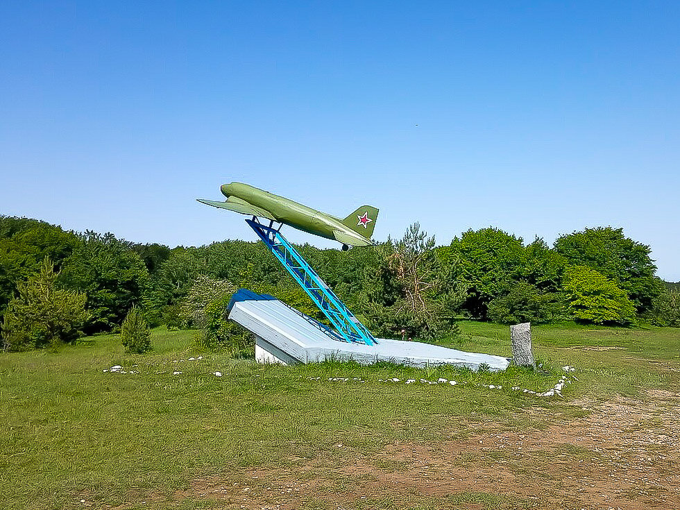 Памятник на месте Иваненковского партизанского аэродрома