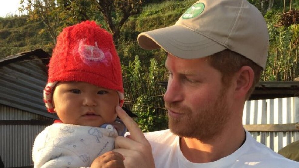 Гарри совсем даже не в Лондоне, а вовсе в Непале. Но со своим ребенком он почти не фотографируется.  Источник - instyle.com