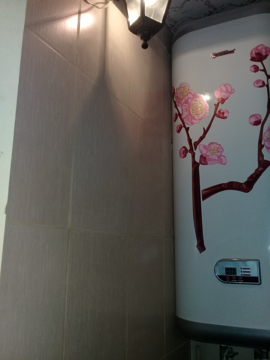 Плитка положена не по уровню.