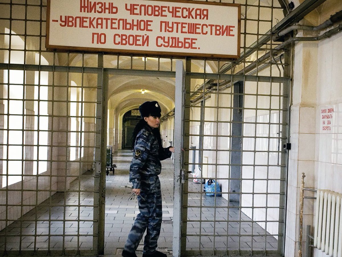 Следственный изолятор. Картинка взята из источника: https://pbs.twimg.com/media/EvhE0kVWQAA2m-4.jpg.