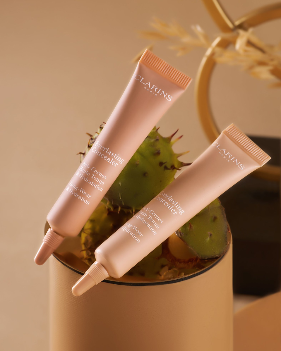 «Хорошо скрывает яркие сосудики под глазами, матирует» — отзыв с сайта Clarins.ru