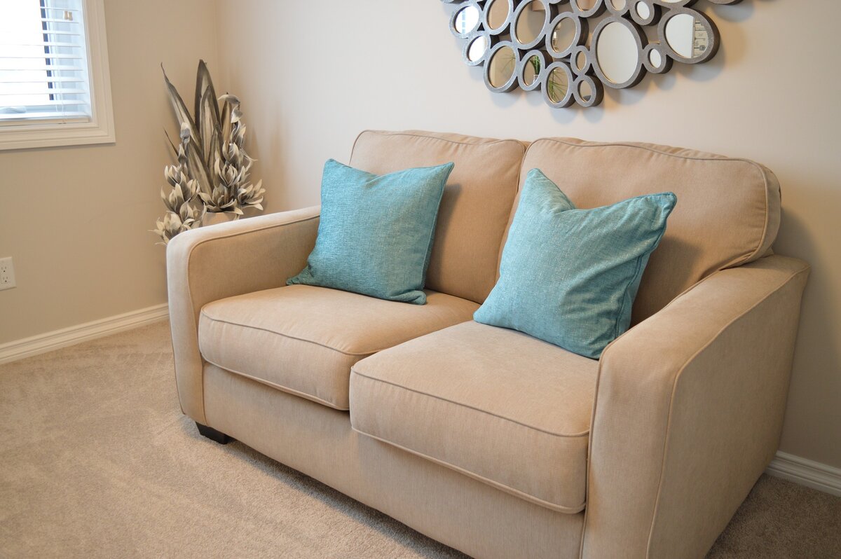 В моём телефоне было полным-полно картинок всевозможных диванов, но преобладали всё-таки бежевые. 