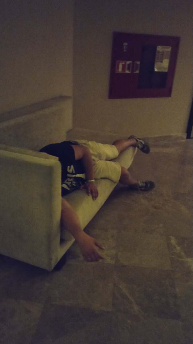 Практически в любом турецком отеле Вы найдете таких туристов, и совсем не обязательно русских :-) Бесплатный алкоголь творит чудеса...