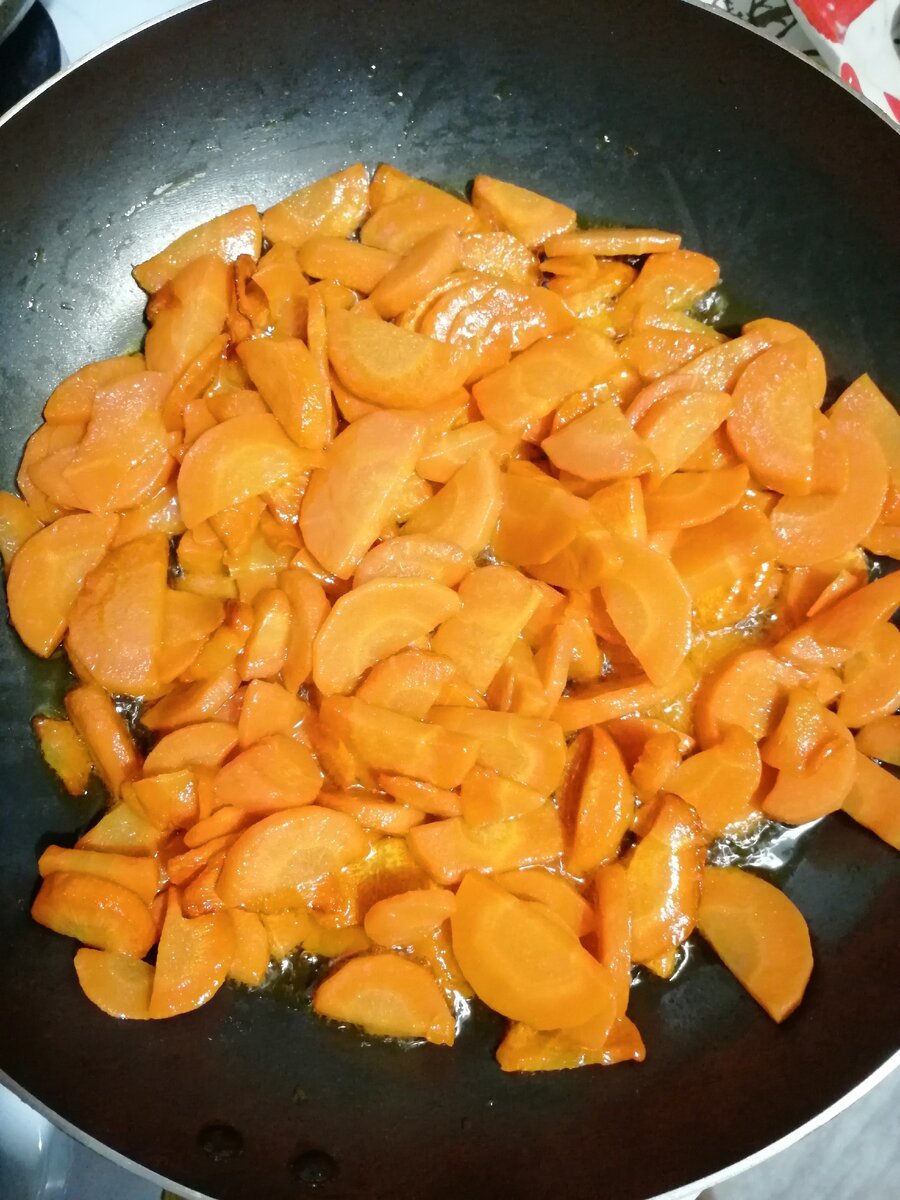 4 шт. крупных морковки, 2 ст. л. растительного масла 